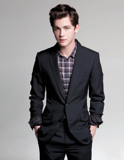 logan-lerman-photoshoot-logan-lerman-29210026-250-322
